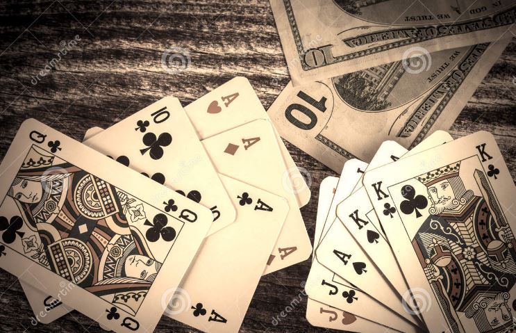 Anda dapat mencoba keberuntungan Anda di Great 8 dan online di poker